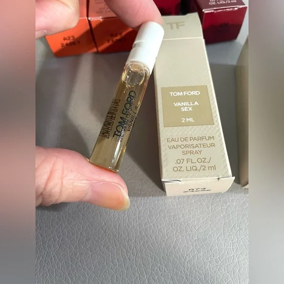 Tom Ford 6 different scent mini samples - Picture 3 of 7